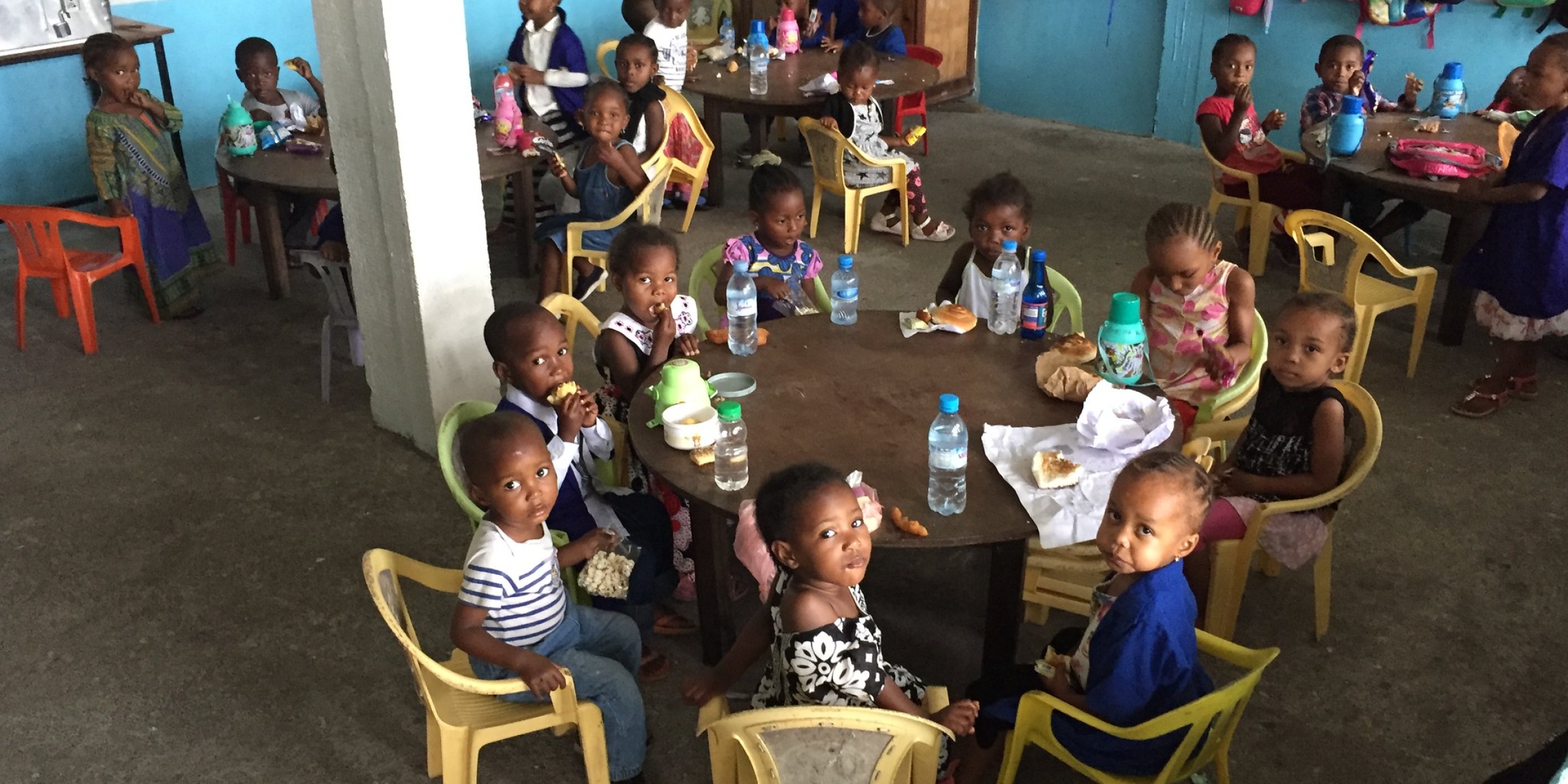 Young children gather to have breakfast at the Nkazi school in Moroni. Comoros. Credit: GPE/Aminata Maiga-Touré